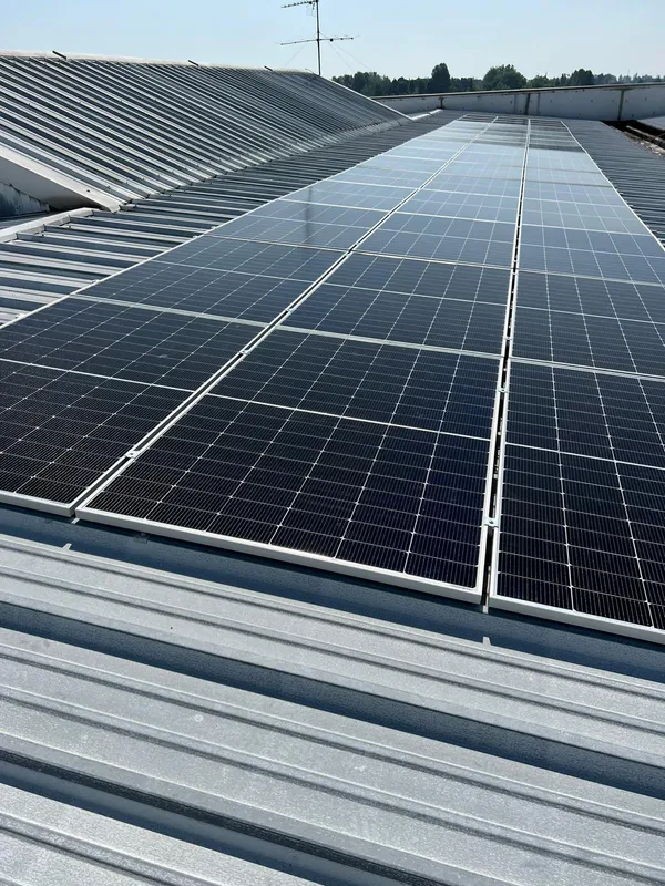 Impianto fotovoltaico su tetto industriale