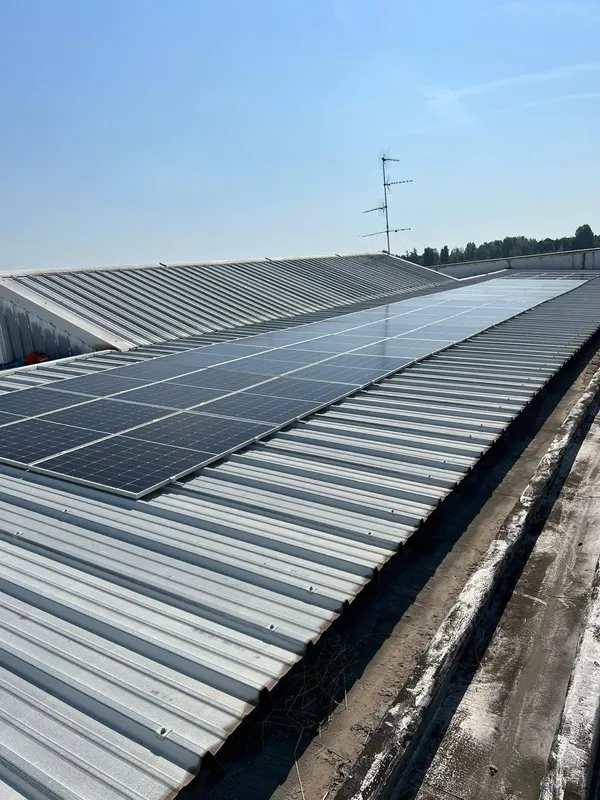 Impianto fotovoltaico su tetto industriale