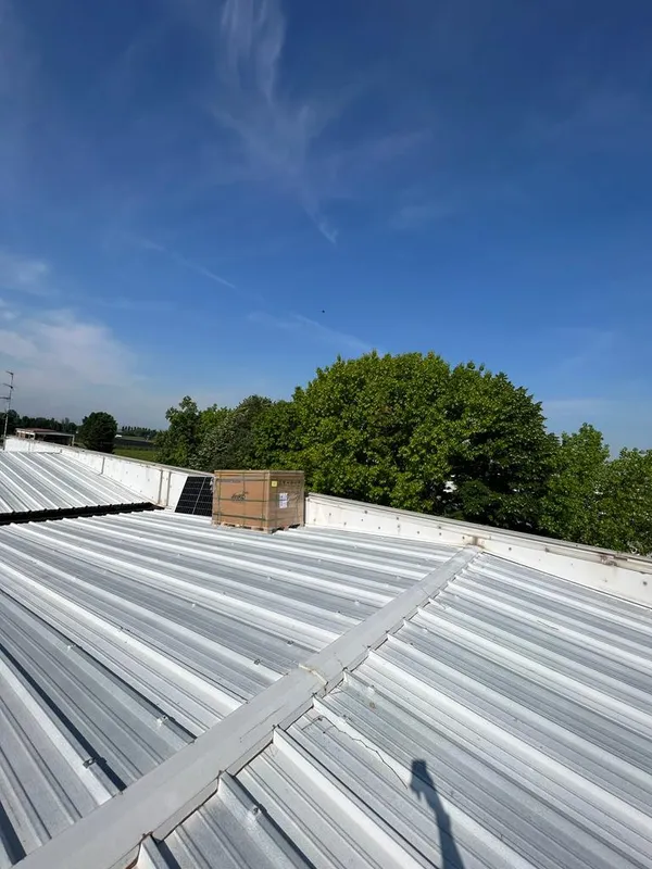 Impianto fotovoltaico su tetto industriale
