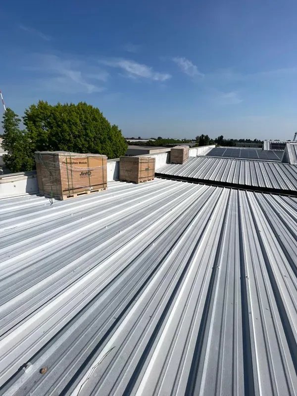 Impianto fotovoltaico su tetto industriale
