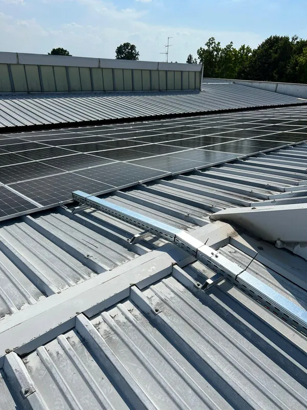 Impianto fotovoltaico su tetto industriale