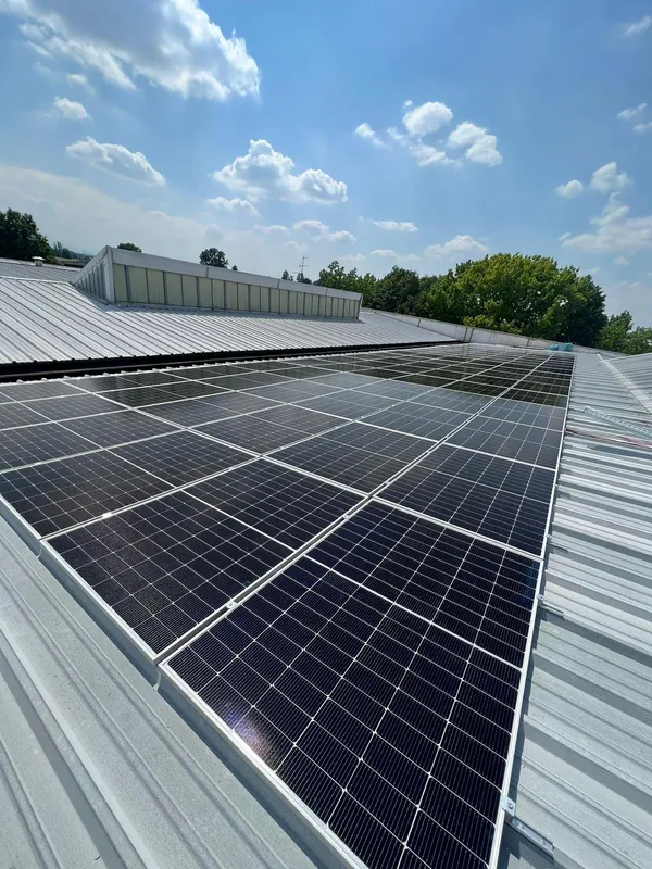 Impianto fotovoltaico su tetto industriale