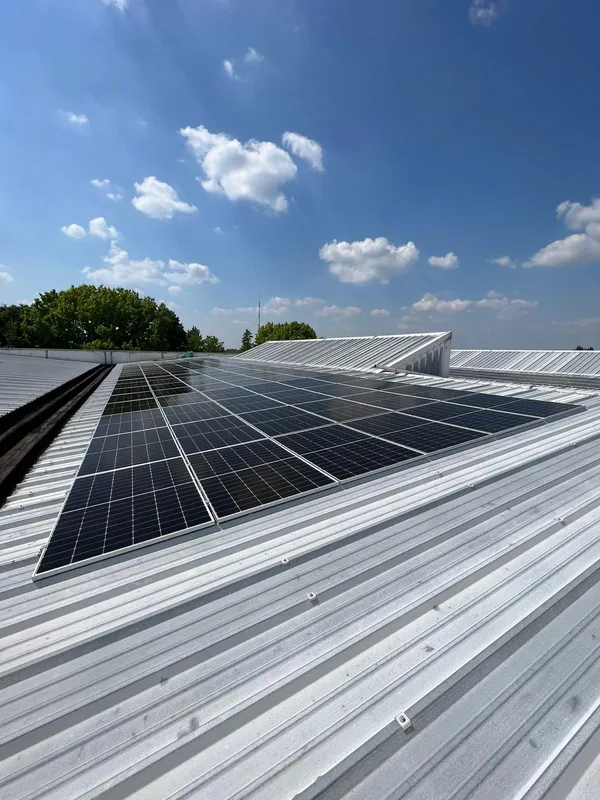 Impianto fotovoltaico su tetto industriale