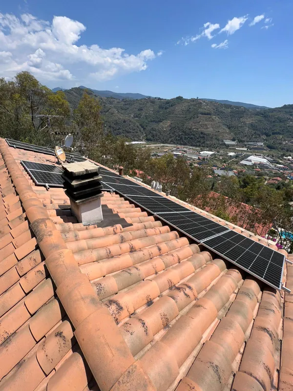 Impianto fotovoltaico su tetto residenziale