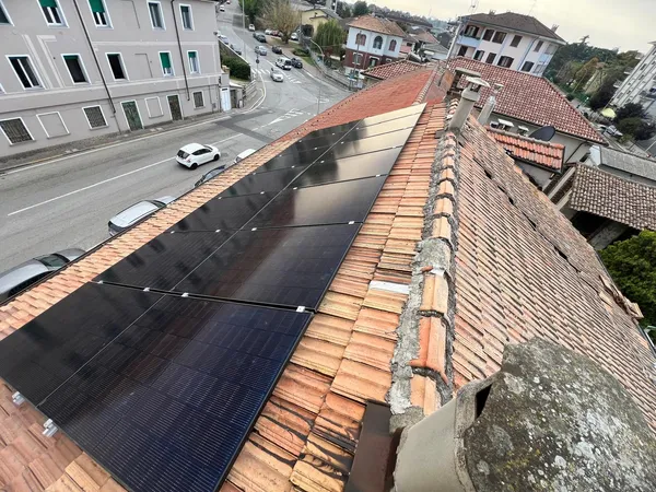 Impianto fotovoltaico su tetto residenziale