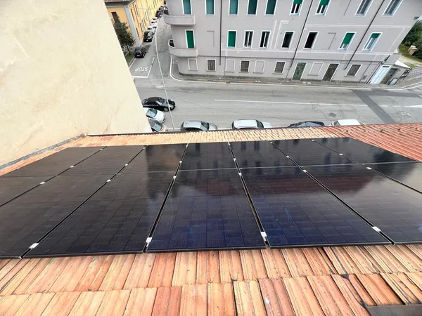 Impianto fotovoltaico su tetto residenziale