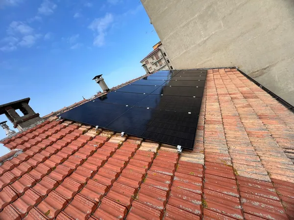 Impianto fotovoltaico su tetto residenziale