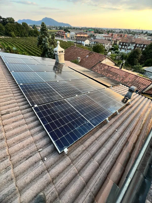 Impianto fotovoltaico su tetto residenziale