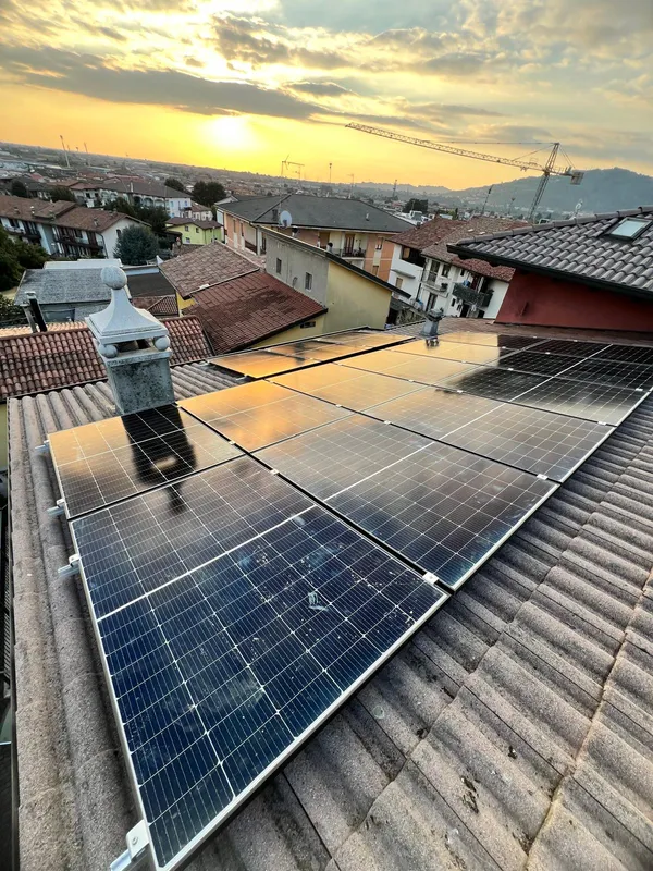 Impianto fotovoltaico su tetto residenziale