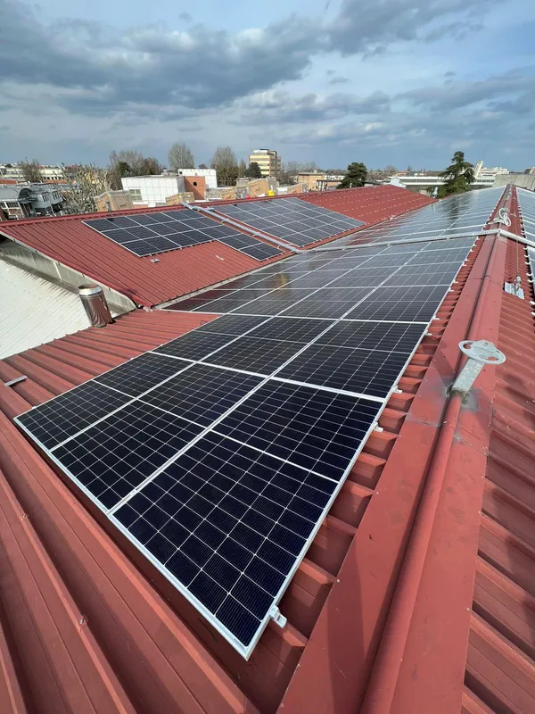 Impianto fotovoltaico su tetto industriale