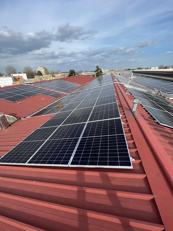 Impianto fotovoltaico su tetto industriale