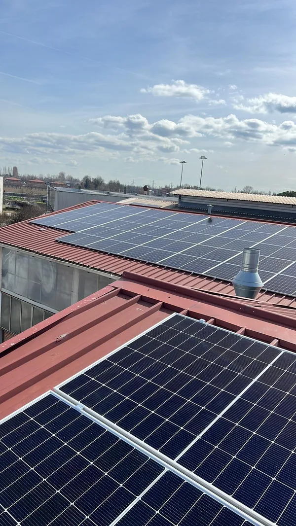 Impianto fotovoltaico su tetto industriale