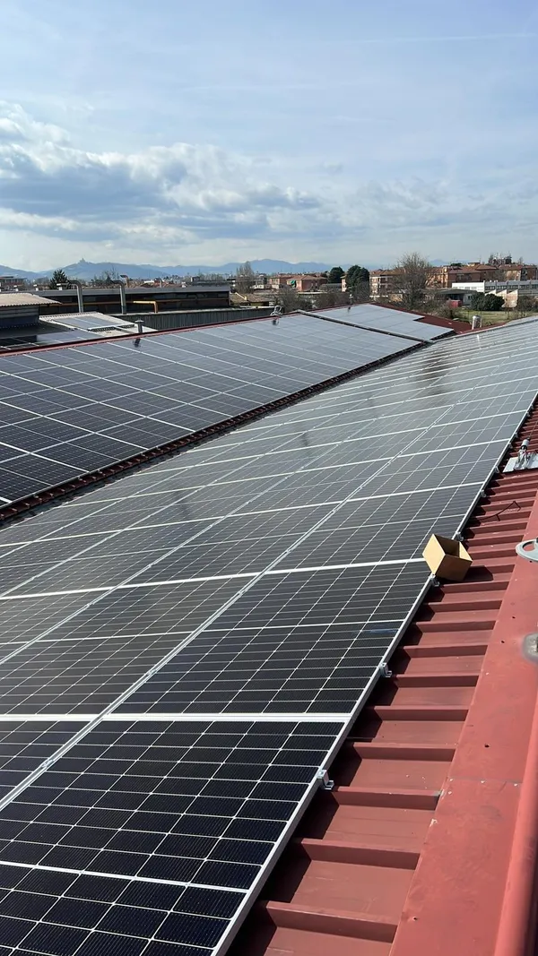 Impianto fotovoltaico su tetto industriale