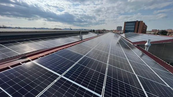 Impianto fotovoltaico su tetto industriale