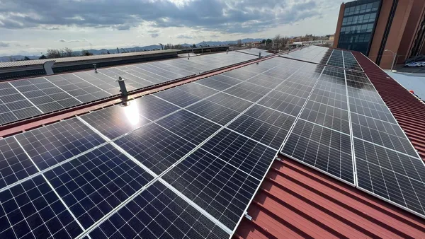 Impianto fotovoltaico su tetto industriale